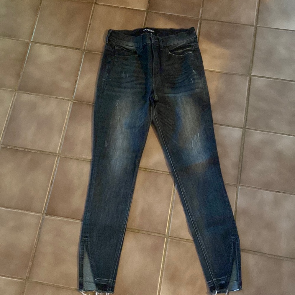 EXPRESS dark rinse ankle high rise jeans. 6R. Slit at ankles.